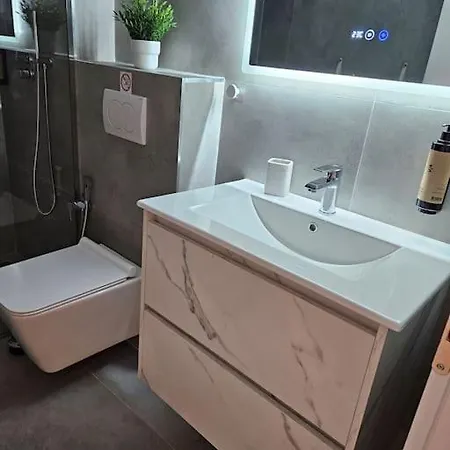 Brian's In 2 Apartment