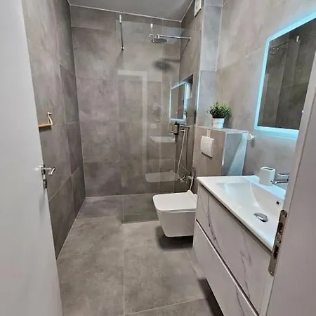 Brian's In 2 * Tirana