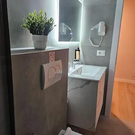 Brian's In 2 Apartment